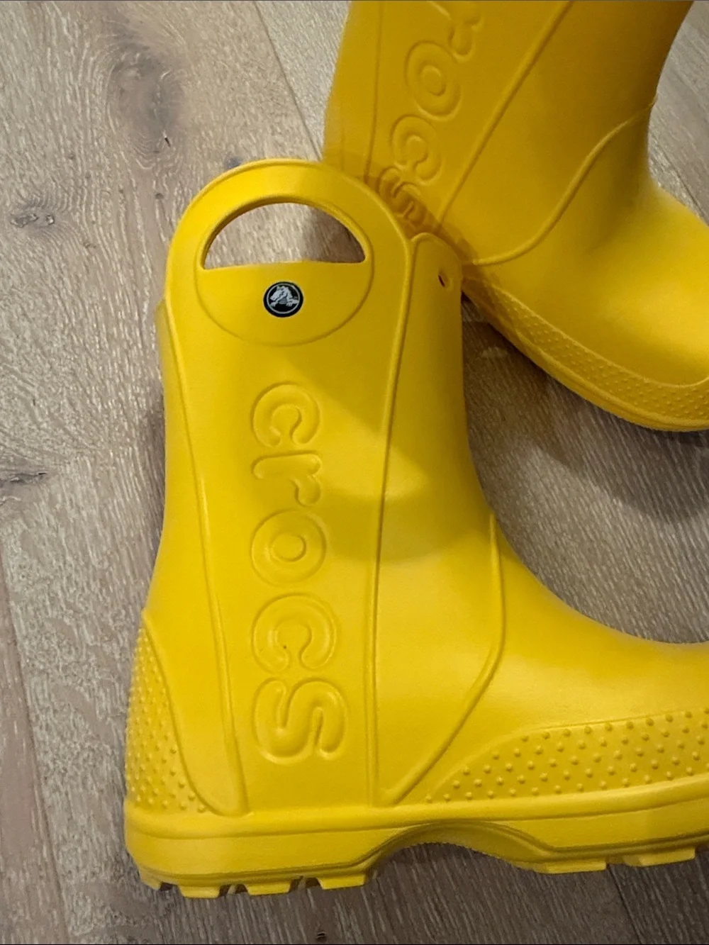 CROCS vibrant yellow